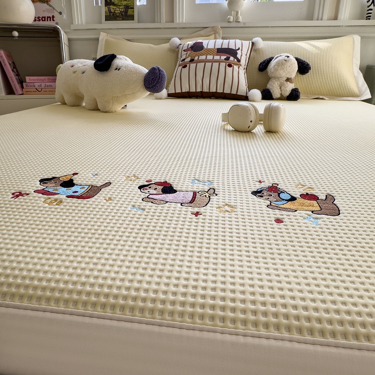 91家纺网 家纺一手货源 找家纺 耀悦家纺 2026新款毛巾绣乙纶冰豆豆凉席冰丝席华夫格卡通绣花博主ins风学生床 趣味腊肠狗床席款