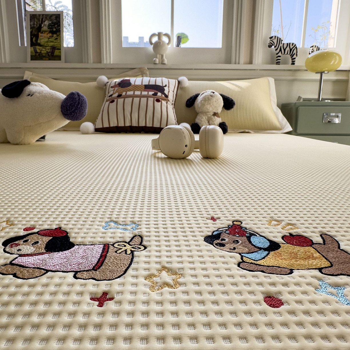 91家纺网 家纺一手货源 找家纺 耀悦家纺 2026新款毛巾绣乙纶冰豆豆凉席冰丝席华夫格卡通绣花博主ins风学生床 趣味腊肠狗床席款