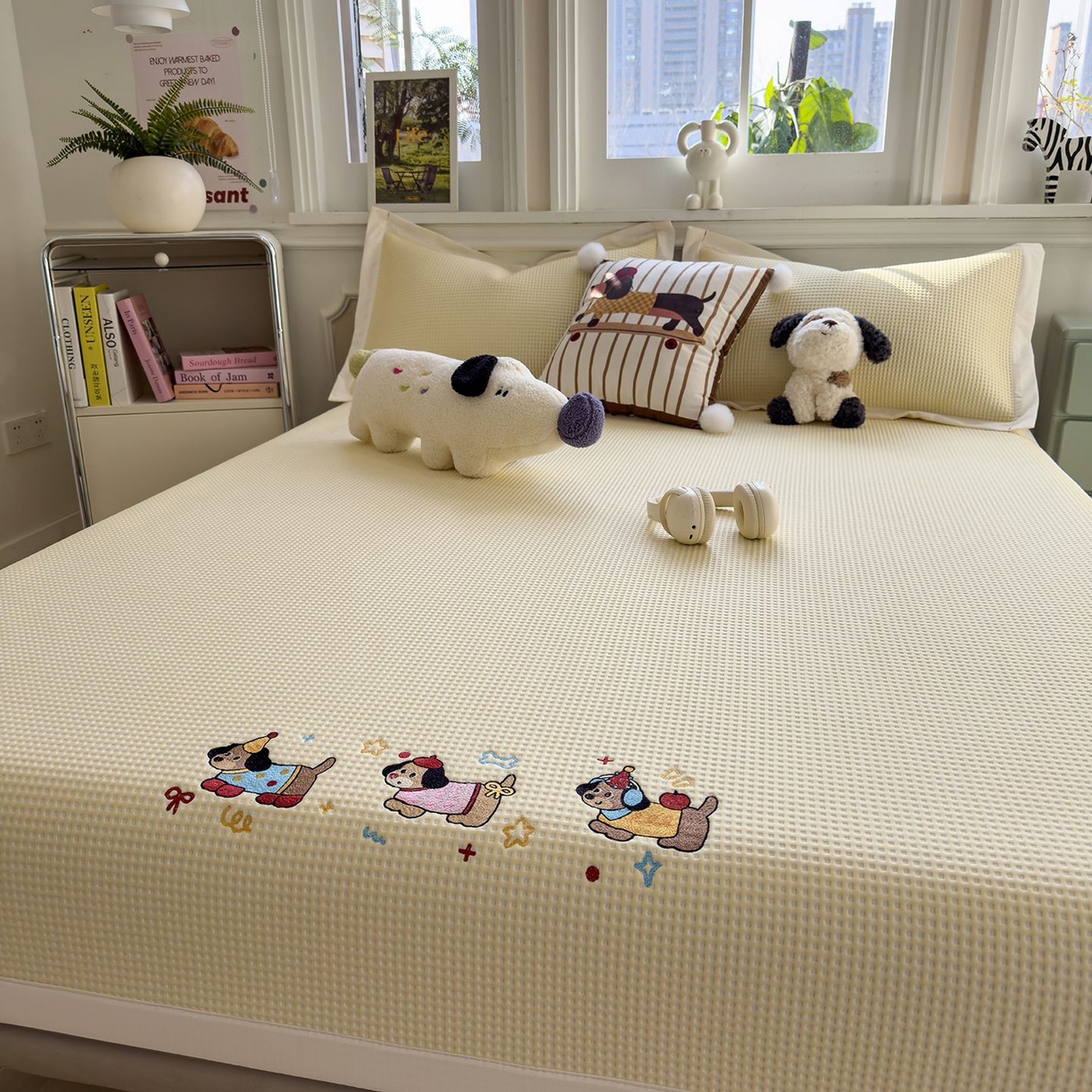 91家纺网 家纺一手货源 找家纺 耀悦家纺 2026新款毛巾绣乙纶冰豆豆凉席冰丝席华夫格卡通绣花博主ins风学生床 趣味腊肠狗床席款