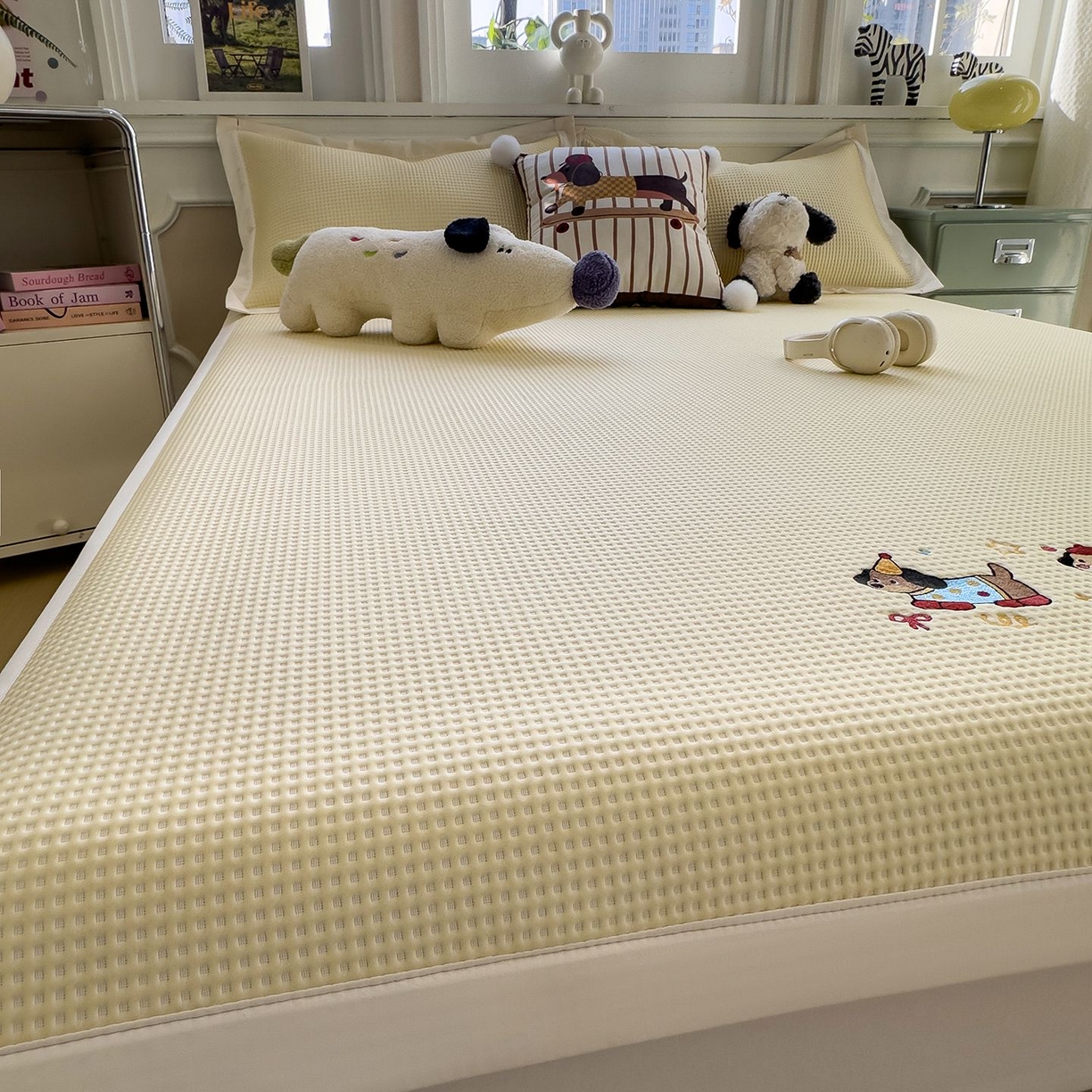 91家纺网 家纺一手货源 找家纺 耀悦家纺 2026新款毛巾绣乙纶冰豆豆凉席冰丝席华夫格卡通绣花博主ins风学生床 趣味腊肠狗床席款