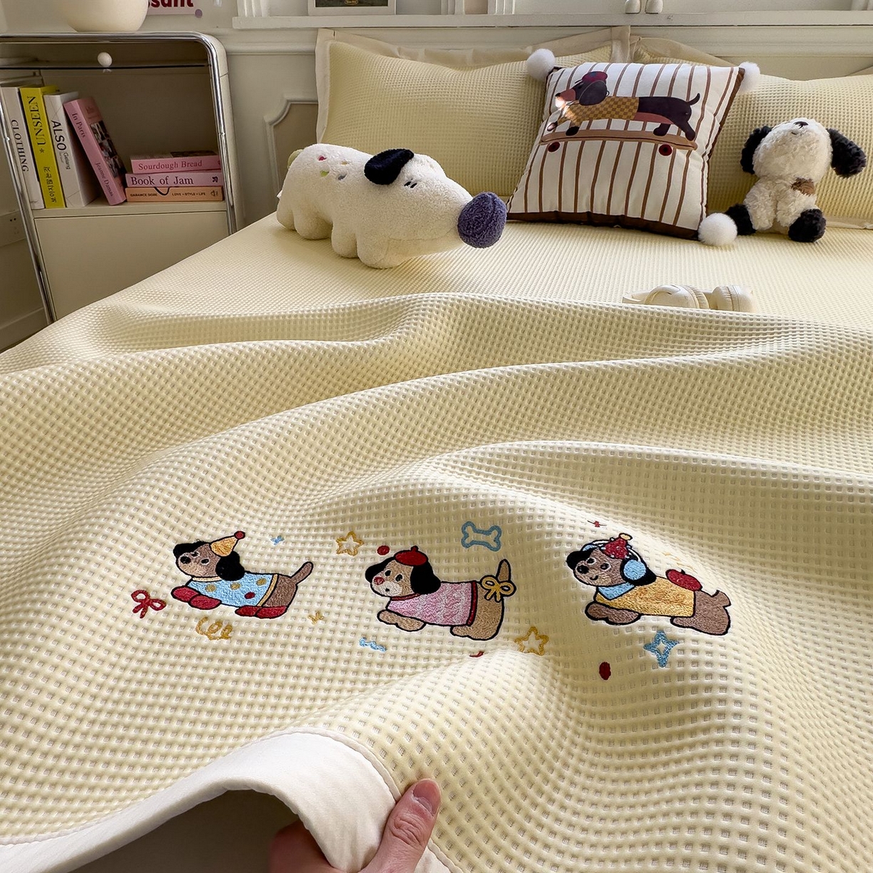 91家纺网 家纺一手货源 找家纺 耀悦家纺 2026新款毛巾绣乙纶冰豆豆凉席冰丝席华夫格卡通绣花博主ins风学生床 趣味腊肠狗床席款