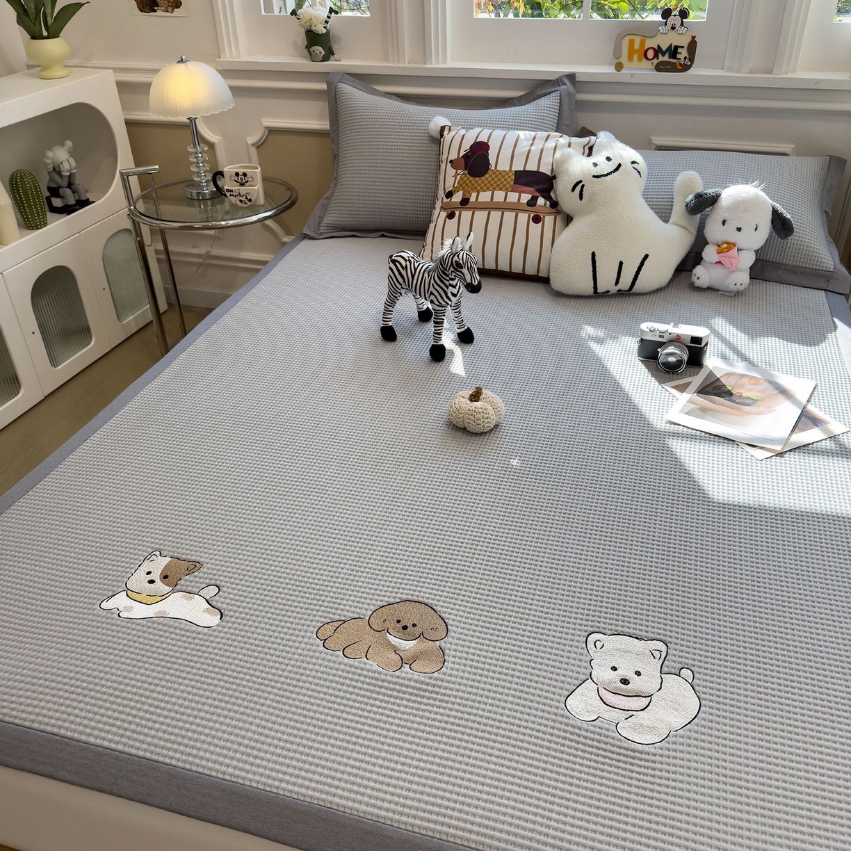 91家纺网 家纺一手货源 找家纺 耀悦家纺 2026新款毛巾绣乙纶冰豆豆凉席冰丝席华夫格卡通绣花博主ins风学生床 躺躺岛-灰床席款