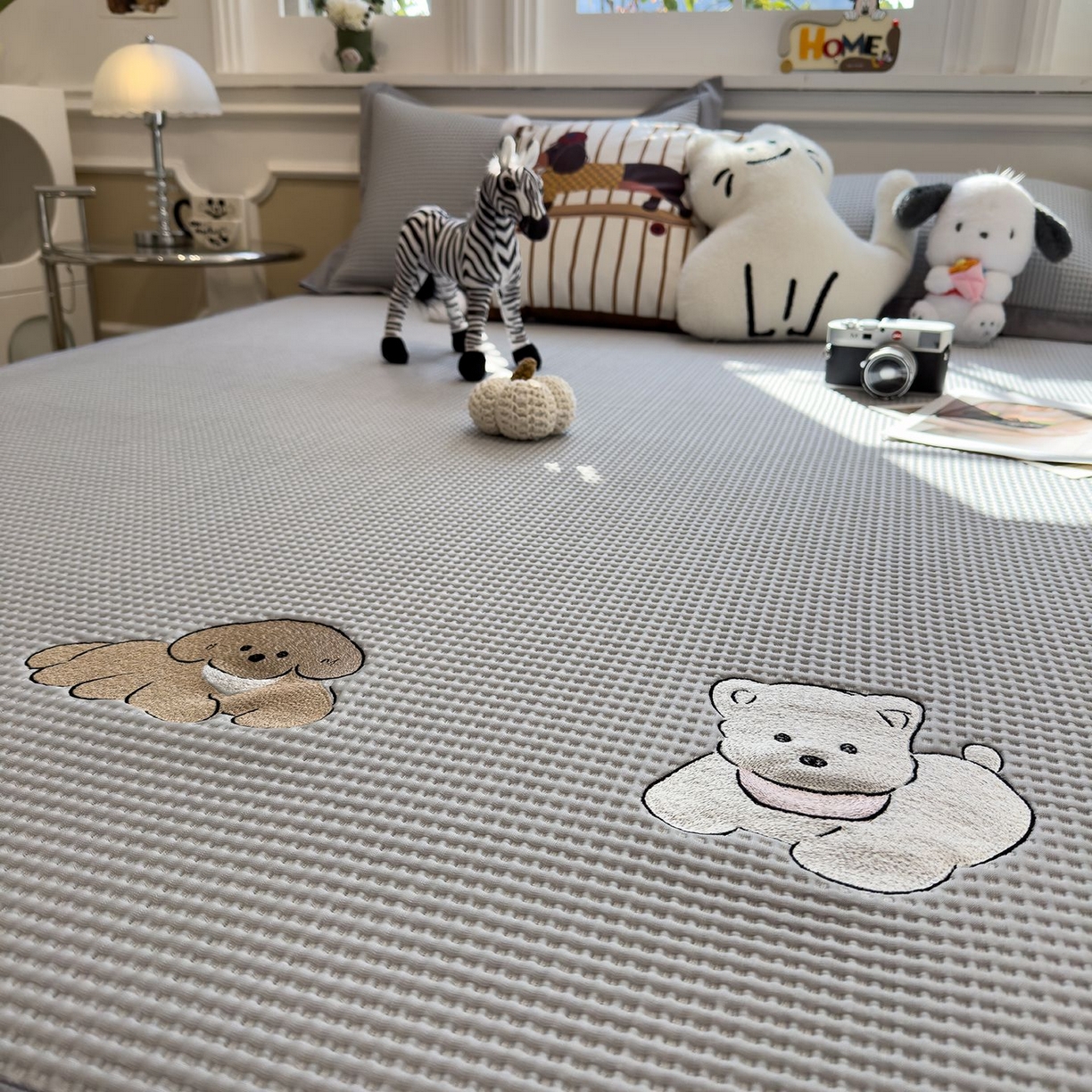 91家纺网 家纺一手货源 找家纺 耀悦家纺 2026新款毛巾绣乙纶冰豆豆凉席冰丝席华夫格卡通绣花博主ins风学生床 躺躺岛-灰床席款