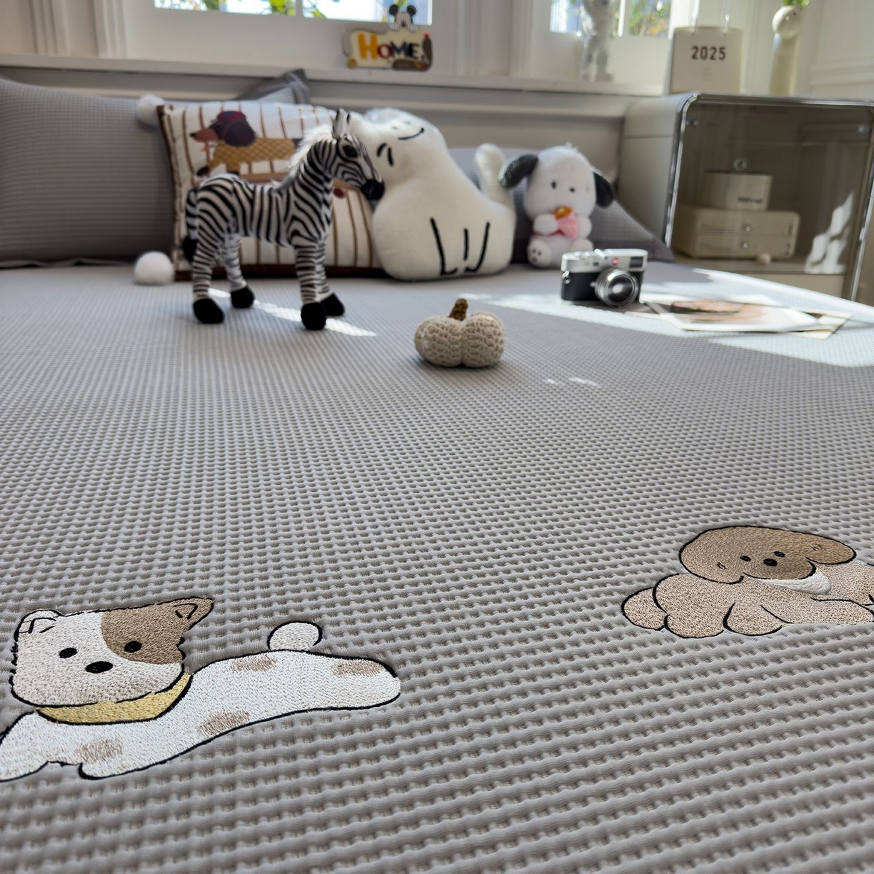 91家纺网 家纺一手货源 找家纺 耀悦家纺 2026新款毛巾绣乙纶冰豆豆凉席冰丝席华夫格卡通绣花博主ins风学生床 躺躺岛-灰床席款