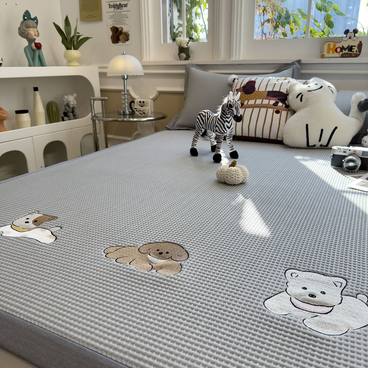 91家纺网 家纺一手货源 找家纺 耀悦家纺 2026新款毛巾绣乙纶冰豆豆凉席冰丝席华夫格卡通绣花博主ins风学生床 躺躺岛-灰床席款