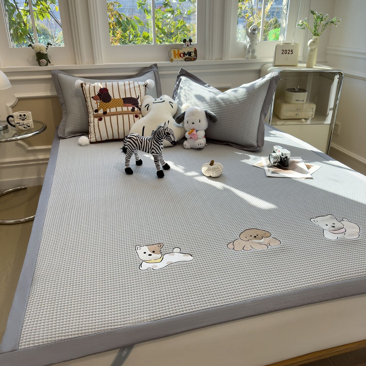 91家纺网 家纺一手货源 找家纺 耀悦家纺 2026新款毛巾绣乙纶冰豆豆凉席冰丝席华夫格卡通绣花博主ins风学生床 躺躺岛-灰床席款