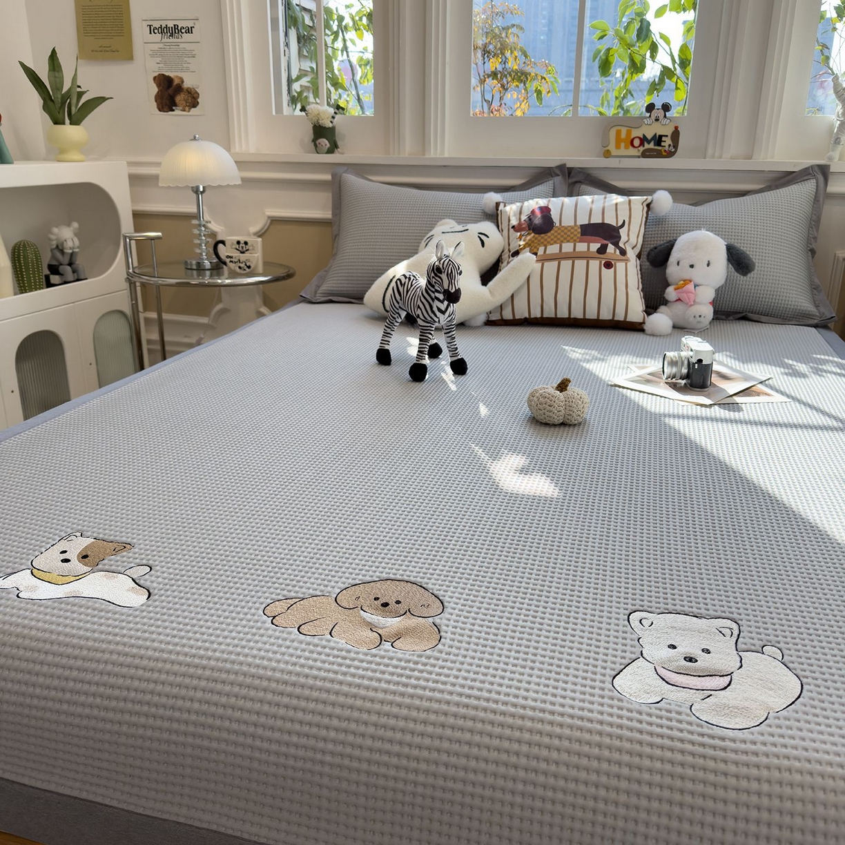 91家纺网 家纺一手货源 找家纺 耀悦家纺 2026新款毛巾绣乙纶冰豆豆凉席冰丝席华夫格卡通绣花博主ins风学生床 躺躺岛-灰床席款