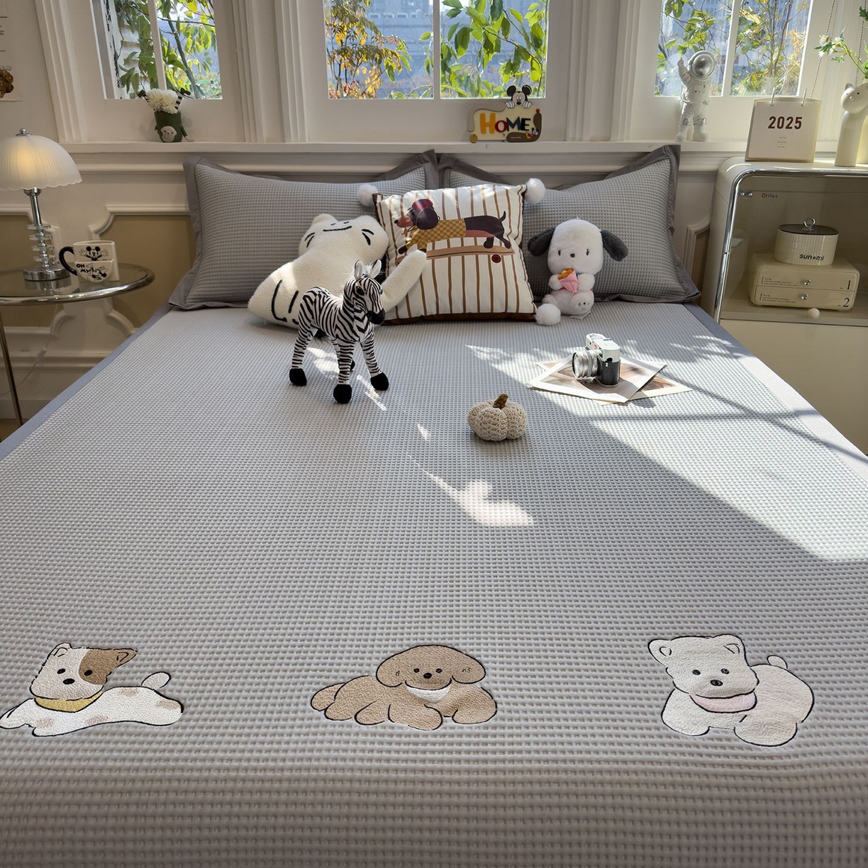 91家纺网 家纺一手货源 找家纺 耀悦家纺 2026新款毛巾绣乙纶冰豆豆凉席冰丝席华夫格卡通绣花博主ins风学生床 躺躺岛-灰床席款