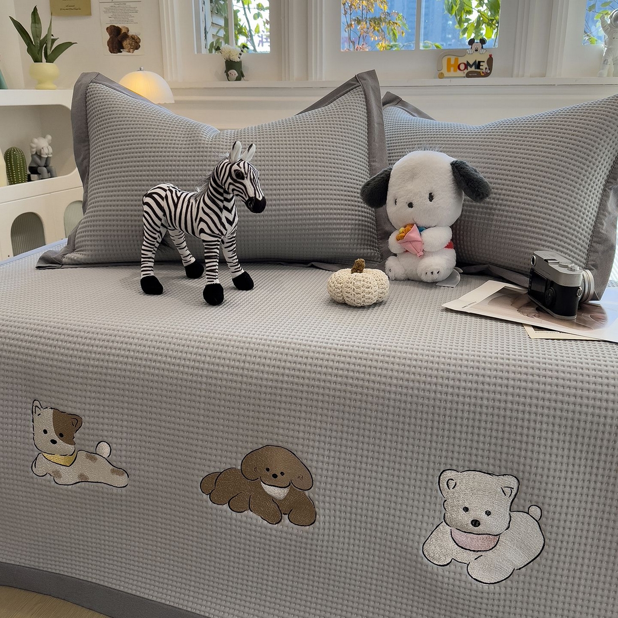 91家纺网 家纺一手货源 找家纺 耀悦家纺 2026新款毛巾绣乙纶冰豆豆凉席冰丝席华夫格卡通绣花博主ins风学生床 躺躺岛-灰床席款