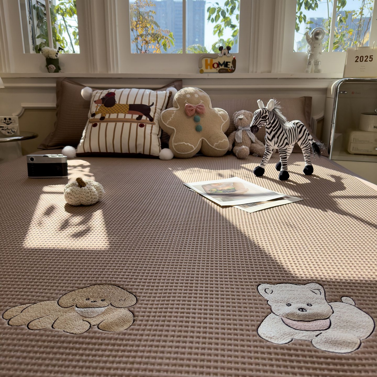 91家纺网 家纺一手货源 找家纺 耀悦家纺 2026新款毛巾绣乙纶冰豆豆凉席冰丝席华夫格卡通绣花博主ins风学生床 躺躺岛-咖床席款