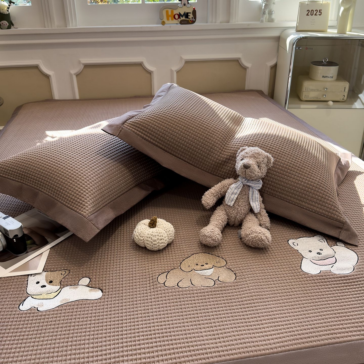 91家纺网 家纺一手货源 找家纺 耀悦家纺 2026新款毛巾绣乙纶冰豆豆凉席冰丝席华夫格卡通绣花博主ins风学生床 躺躺岛-咖床席款