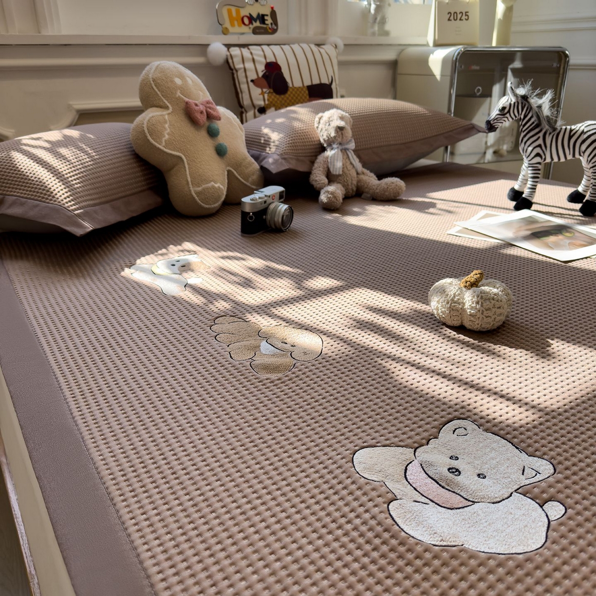 91家纺网 家纺一手货源 找家纺 耀悦家纺 2026新款毛巾绣乙纶冰豆豆凉席冰丝席华夫格卡通绣花博主ins风学生床 躺躺岛-咖床席款