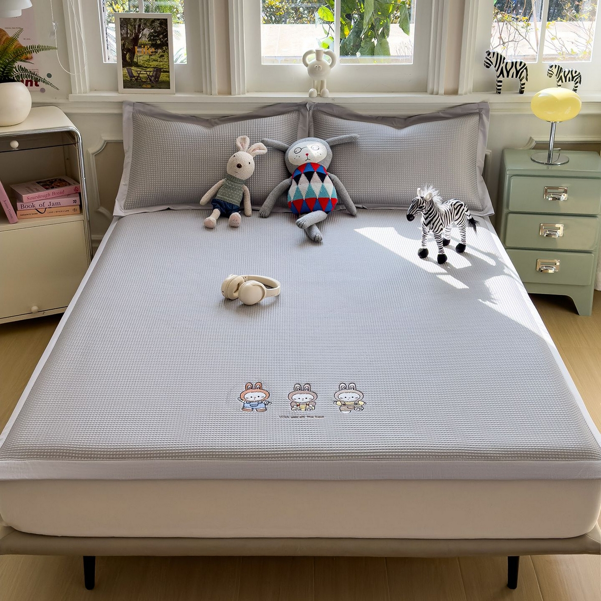 91家纺网 家纺一手货源 找家纺 耀悦家纺 2026新款毛巾绣乙纶冰豆豆凉席冰丝席华夫格卡通绣花博主ins风学生床 兔免星人床席款