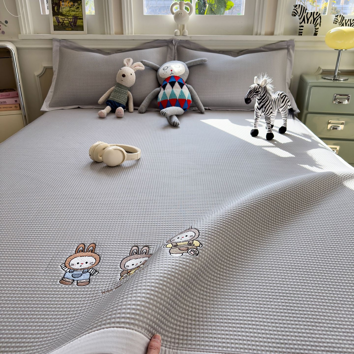 91家纺网 家纺一手货源 找家纺 耀悦家纺 2026新款毛巾绣乙纶冰豆豆凉席冰丝席华夫格卡通绣花博主ins风学生床 兔免星人床席款