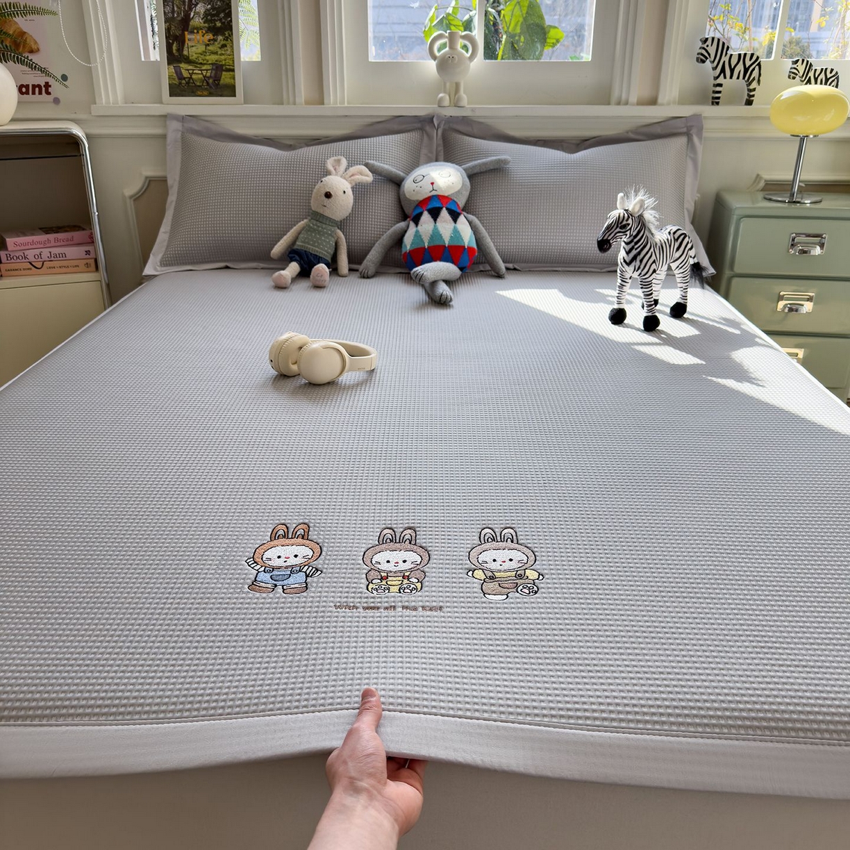 91家纺网 家纺一手货源 找家纺 耀悦家纺 2026新款毛巾绣乙纶冰豆豆凉席冰丝席华夫格卡通绣花博主ins风学生床 兔免星人床席款