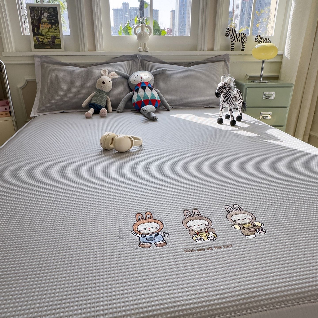 91家纺网 家纺一手货源 找家纺 耀悦家纺 2026新款毛巾绣乙纶冰豆豆凉席冰丝席华夫格卡通绣花博主ins风学生床 兔免星人床席款