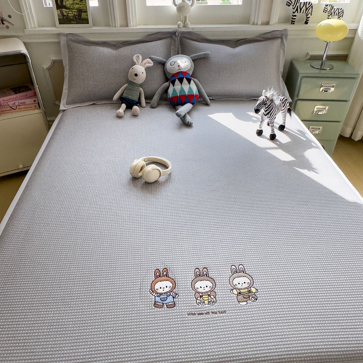 91家纺网 家纺一手货源 找家纺 耀悦家纺 2026新款毛巾绣乙纶冰豆豆凉席冰丝席华夫格卡通绣花博主ins风学生床 兔免星人床席款