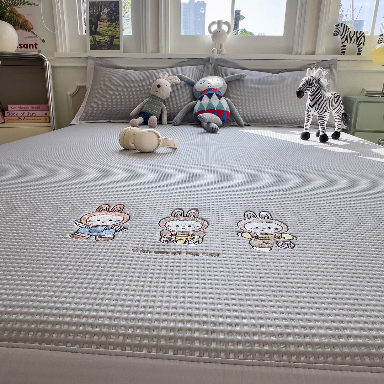 91家纺网 家纺一手货源 找家纺 耀悦家纺 2026新款毛巾绣乙纶冰豆豆凉席冰丝席华夫格卡通绣花博主ins风学生床 兔免星人床席款