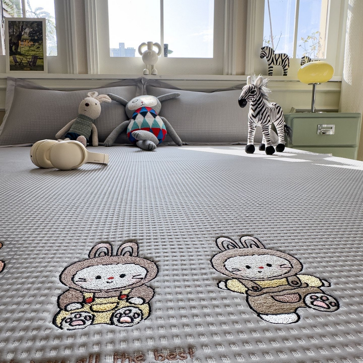 91家纺网 家纺一手货源 找家纺 耀悦家纺 2026新款毛巾绣乙纶冰豆豆凉席冰丝席华夫格卡通绣花博主ins风学生床 兔免星人床席款