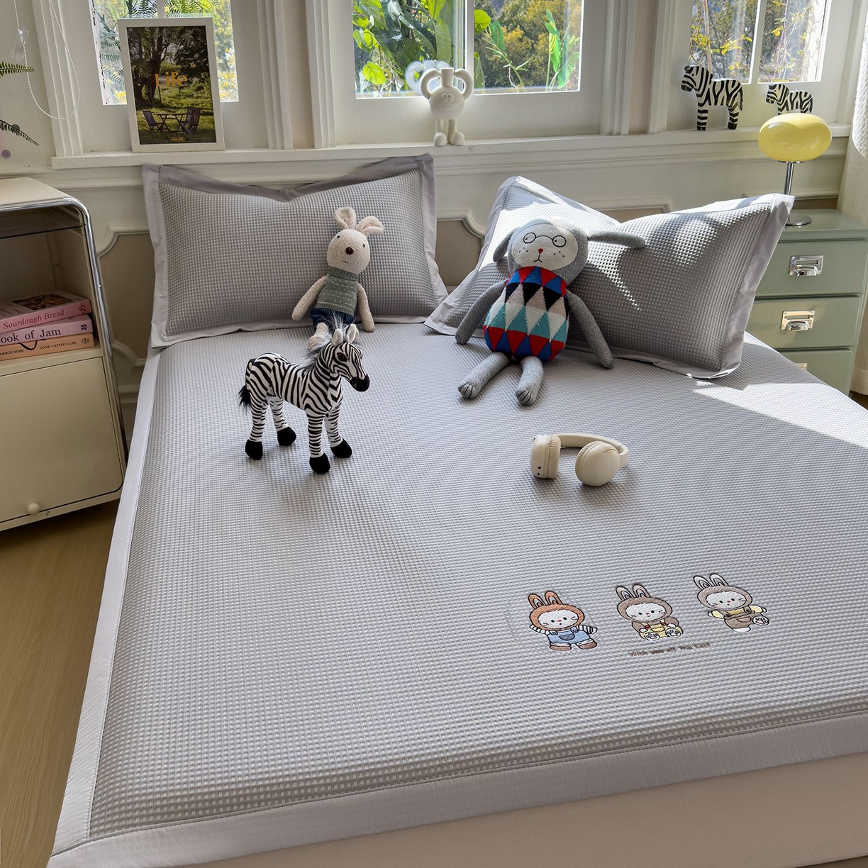 91家纺网 家纺一手货源 找家纺 耀悦家纺 2026新款毛巾绣乙纶冰豆豆凉席冰丝席华夫格卡通绣花博主ins风学生床 兔免星人床席款