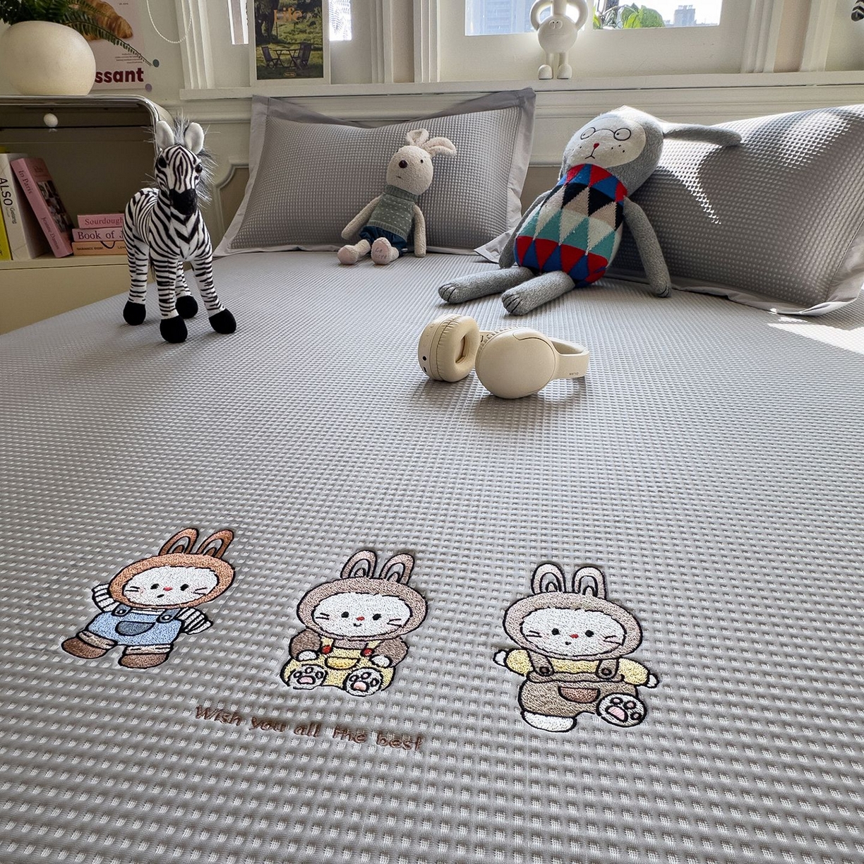 91家纺网 家纺一手货源 找家纺 耀悦家纺 2026新款毛巾绣乙纶冰豆豆凉席冰丝席华夫格卡通绣花博主ins风学生床 兔免星人床席款