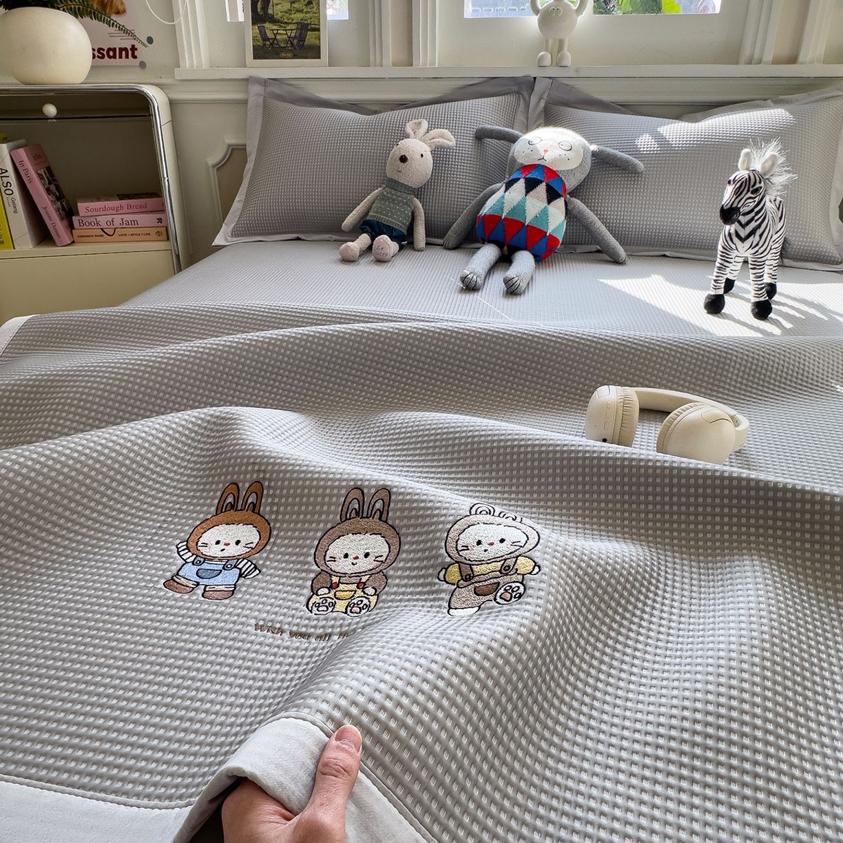 91家纺网 家纺一手货源 找家纺 耀悦家纺 2026新款毛巾绣乙纶冰豆豆凉席冰丝席华夫格卡通绣花博主ins风学生床 兔免星人床席款