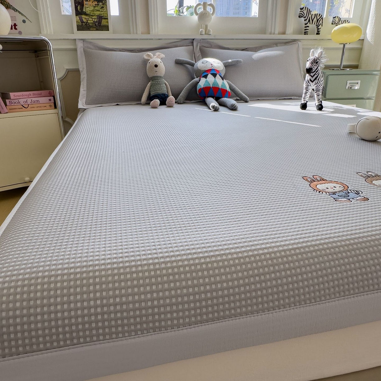 91家纺网 家纺一手货源 找家纺 耀悦家纺 2026新款毛巾绣乙纶冰豆豆凉席冰丝席华夫格卡通绣花博主ins风学生床 兔免星人床席款