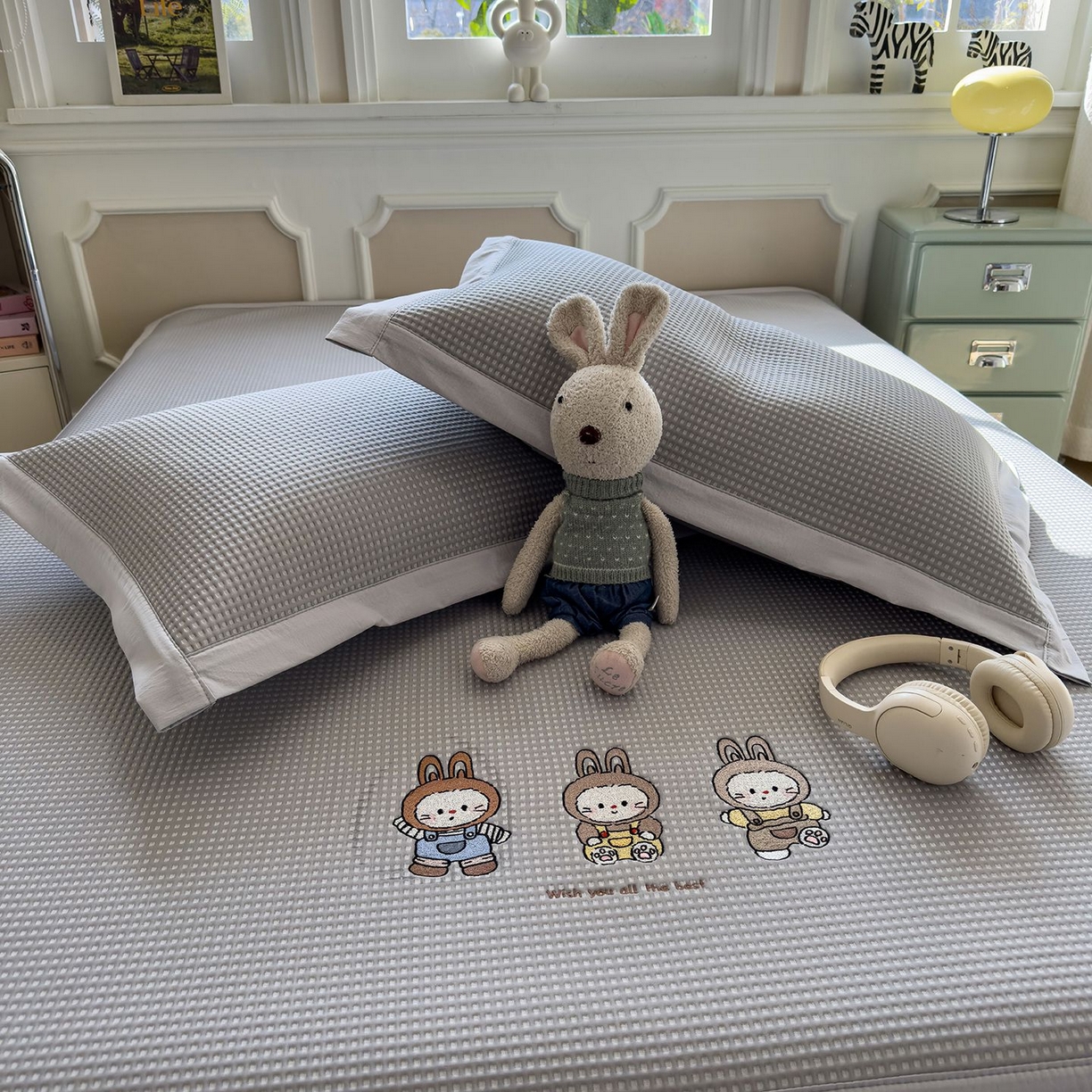 91家纺网 家纺一手货源 找家纺 耀悦家纺 2026新款毛巾绣乙纶冰豆豆凉席冰丝席华夫格卡通绣花博主ins风学生床 兔免星人床席款