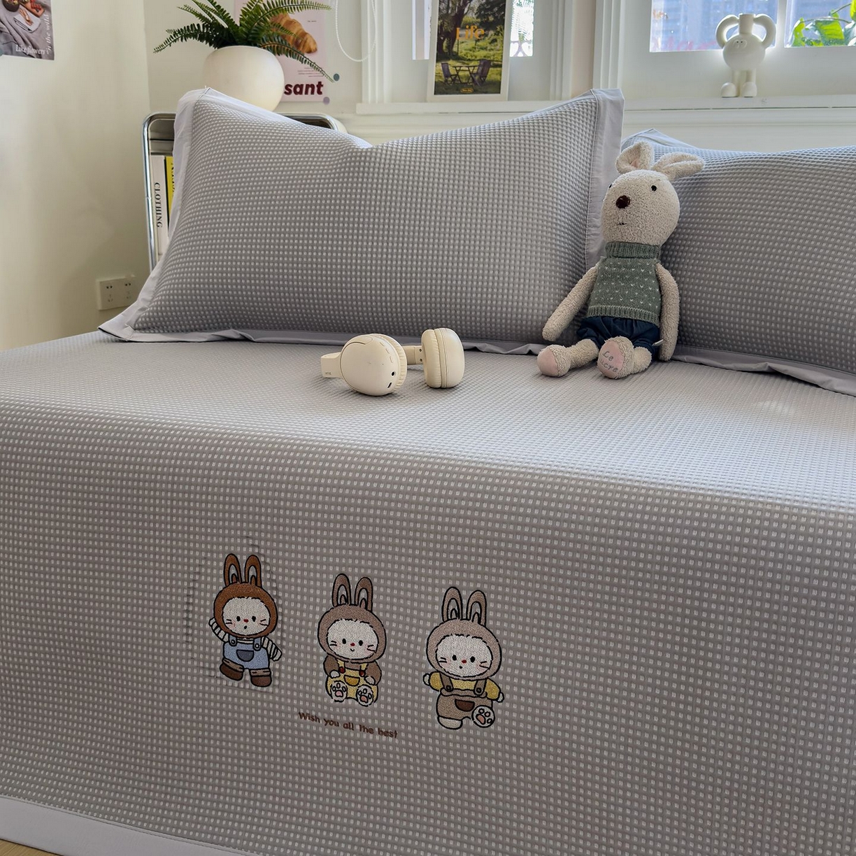 91家纺网 家纺一手货源 找家纺 耀悦家纺 2026新款毛巾绣乙纶冰豆豆凉席冰丝席华夫格卡通绣花博主ins风学生床 兔免星人床席款