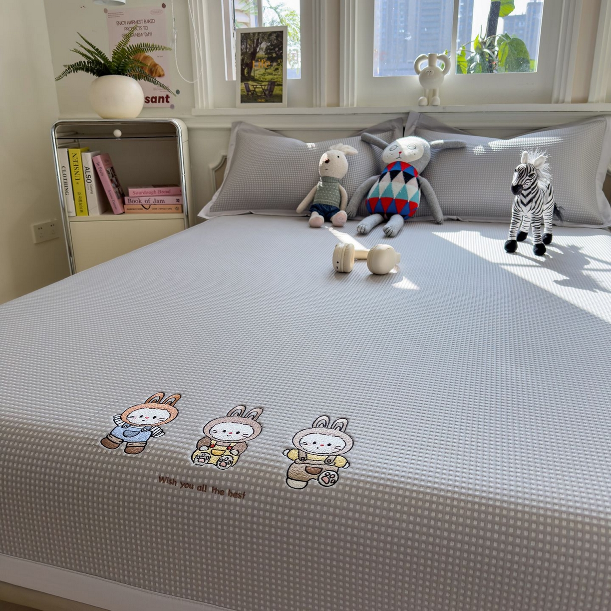 91家纺网 家纺一手货源 找家纺 耀悦家纺 2026新款毛巾绣乙纶冰豆豆凉席冰丝席华夫格卡通绣花博主ins风学生床 兔免星人床席款