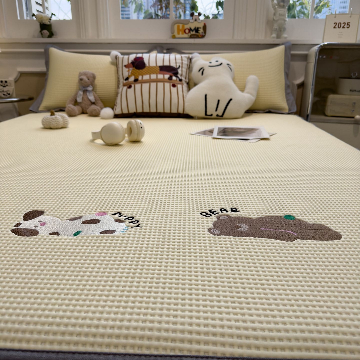 91家纺网 家纺一手货源 找家纺 耀悦家纺 2026新款毛巾绣乙纶冰豆豆凉席冰丝席华夫格卡通绣花博主ins风学生床 懒懒小憩床笠款