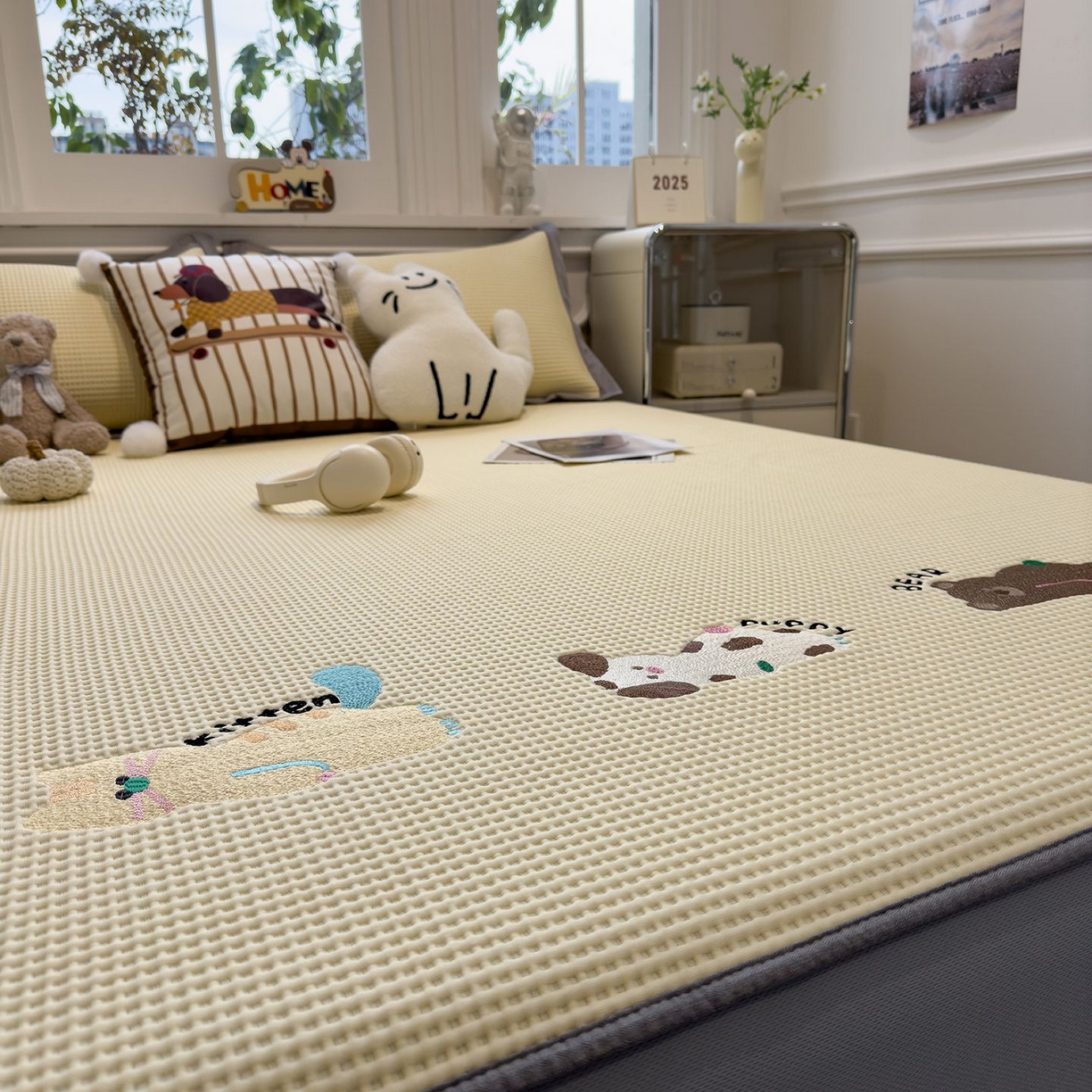 91家纺网 家纺一手货源 找家纺 耀悦家纺 2026新款毛巾绣乙纶冰豆豆凉席冰丝席华夫格卡通绣花博主ins风学生床 懒懒小憩床笠款