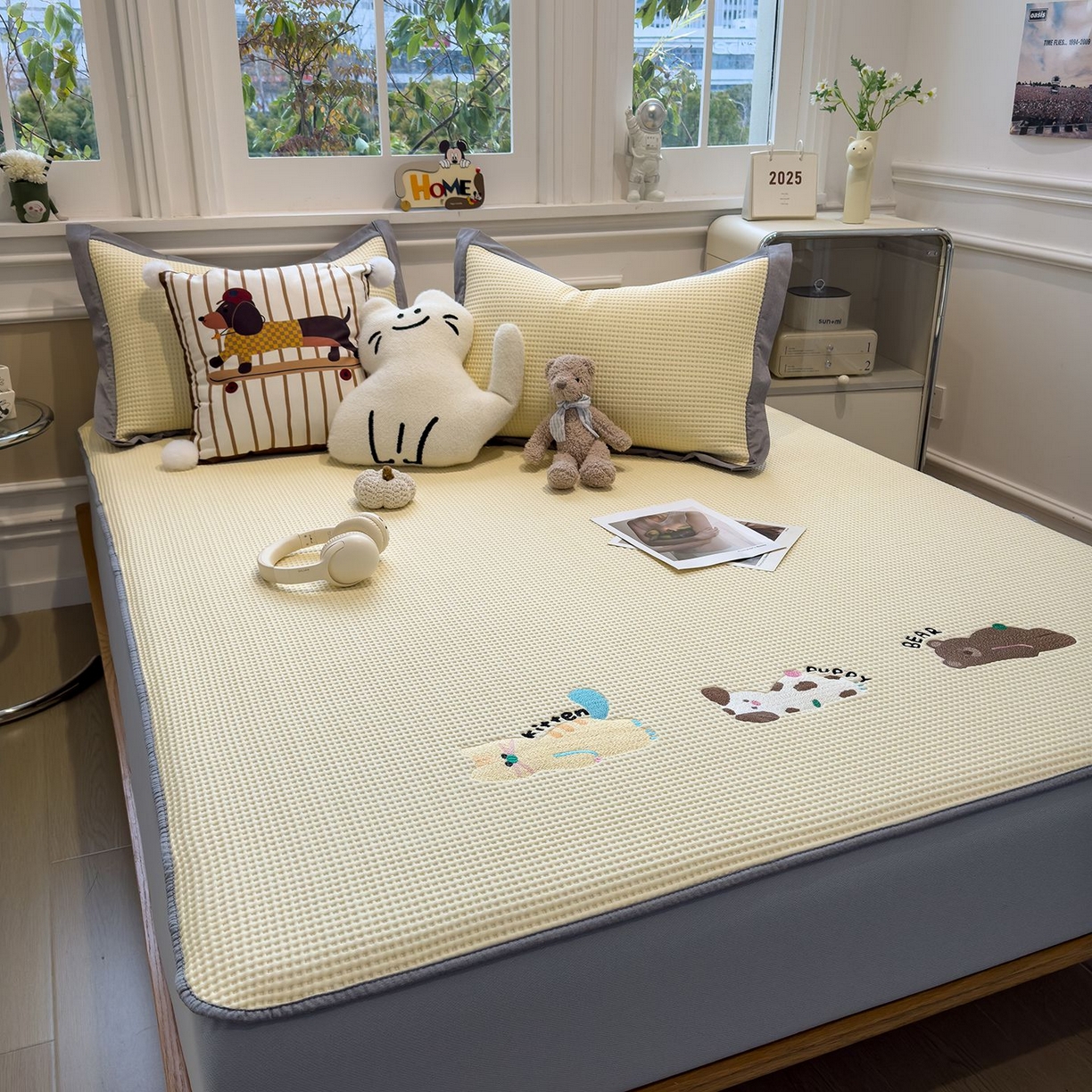 91家纺网 家纺一手货源 找家纺 耀悦家纺 2026新款毛巾绣乙纶冰豆豆凉席冰丝席华夫格卡通绣花博主ins风学生床 懒懒小憩床笠款