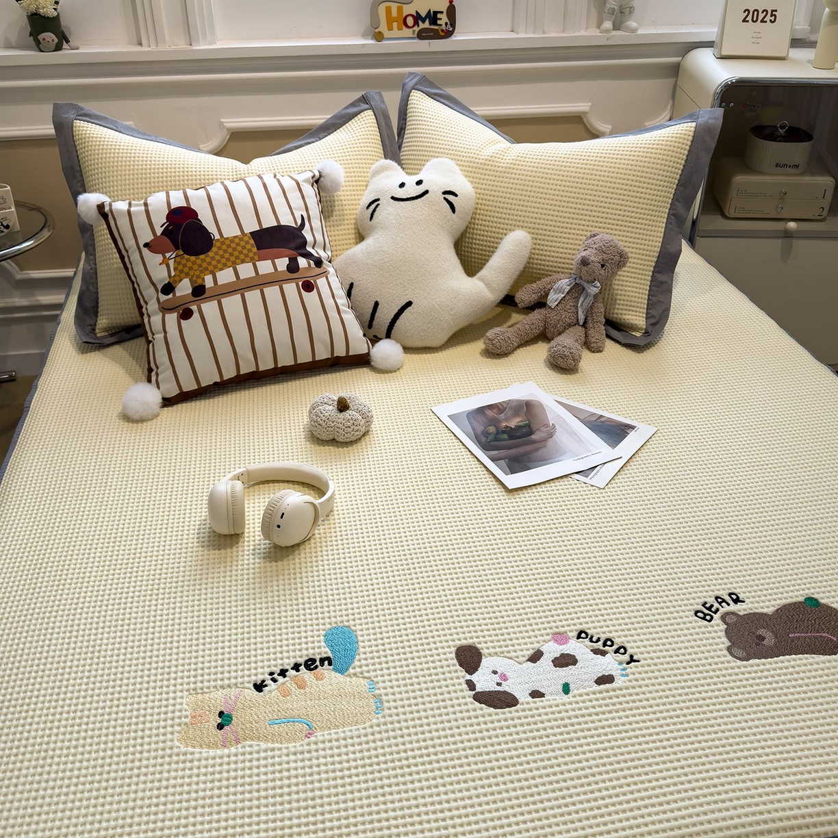 91家纺网 家纺一手货源 找家纺 耀悦家纺 2026新款毛巾绣乙纶冰豆豆凉席冰丝席华夫格卡通绣花博主ins风学生床 懒懒小憩床笠款