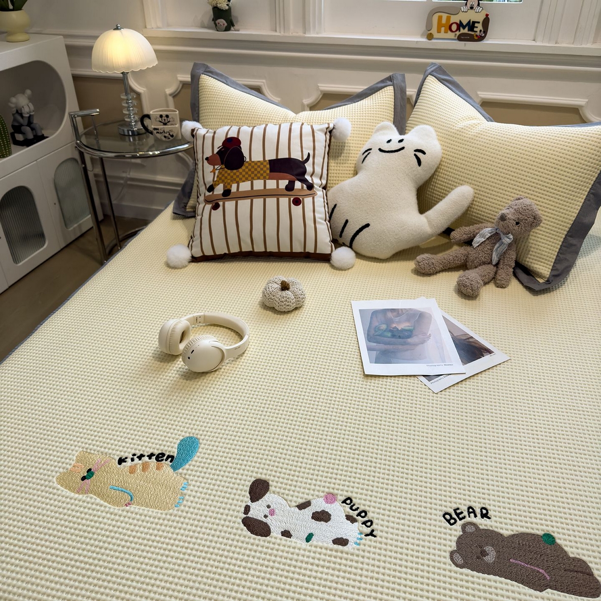 91家纺网 家纺一手货源 找家纺 耀悦家纺 2026新款毛巾绣乙纶冰豆豆凉席冰丝席华夫格卡通绣花博主ins风学生床 懒懒小憩床笠款