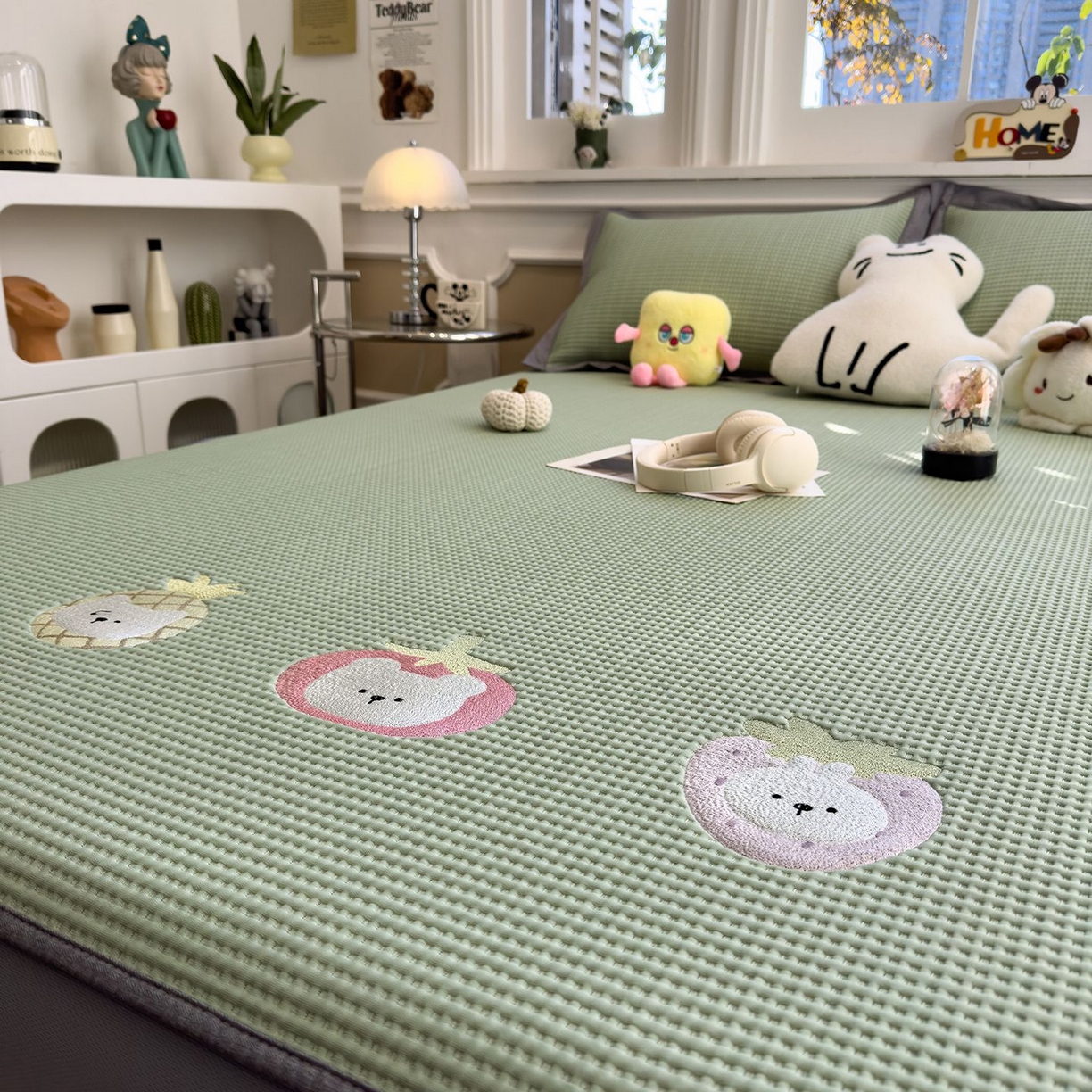 91家纺网 家纺一手货源 找家纺 耀悦家纺 2026新款毛巾绣乙纶冰豆豆凉席冰丝席华夫格卡通绣花博主ins风学生床 奶冻喵-果绿床笠款