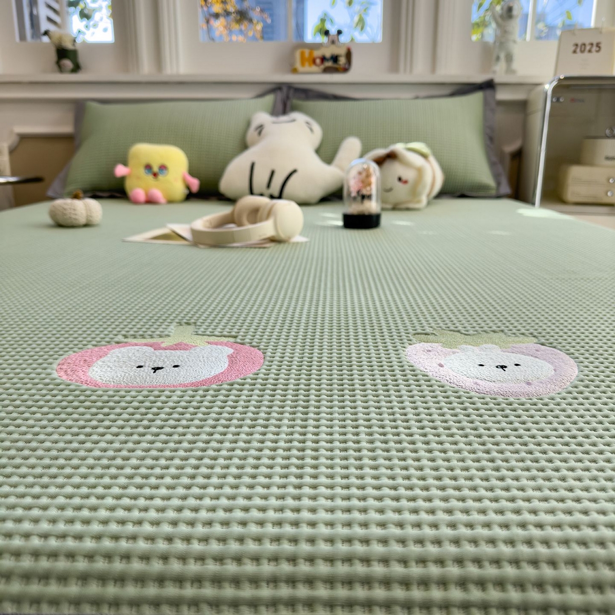 91家纺网 家纺一手货源 找家纺 耀悦家纺 2026新款毛巾绣乙纶冰豆豆凉席冰丝席华夫格卡通绣花博主ins风学生床 奶冻喵-果绿床笠款