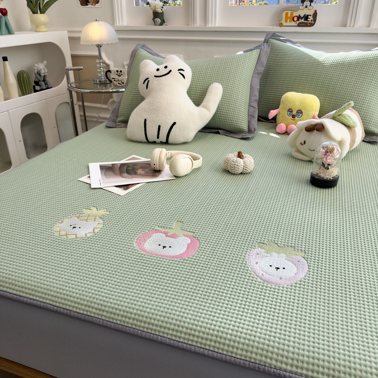 91家纺网 家纺一手货源 找家纺 耀悦家纺 2026新款毛巾绣乙纶冰豆豆凉席冰丝席华夫格卡通绣花博主ins风学生床 奶冻喵-果绿床笠款