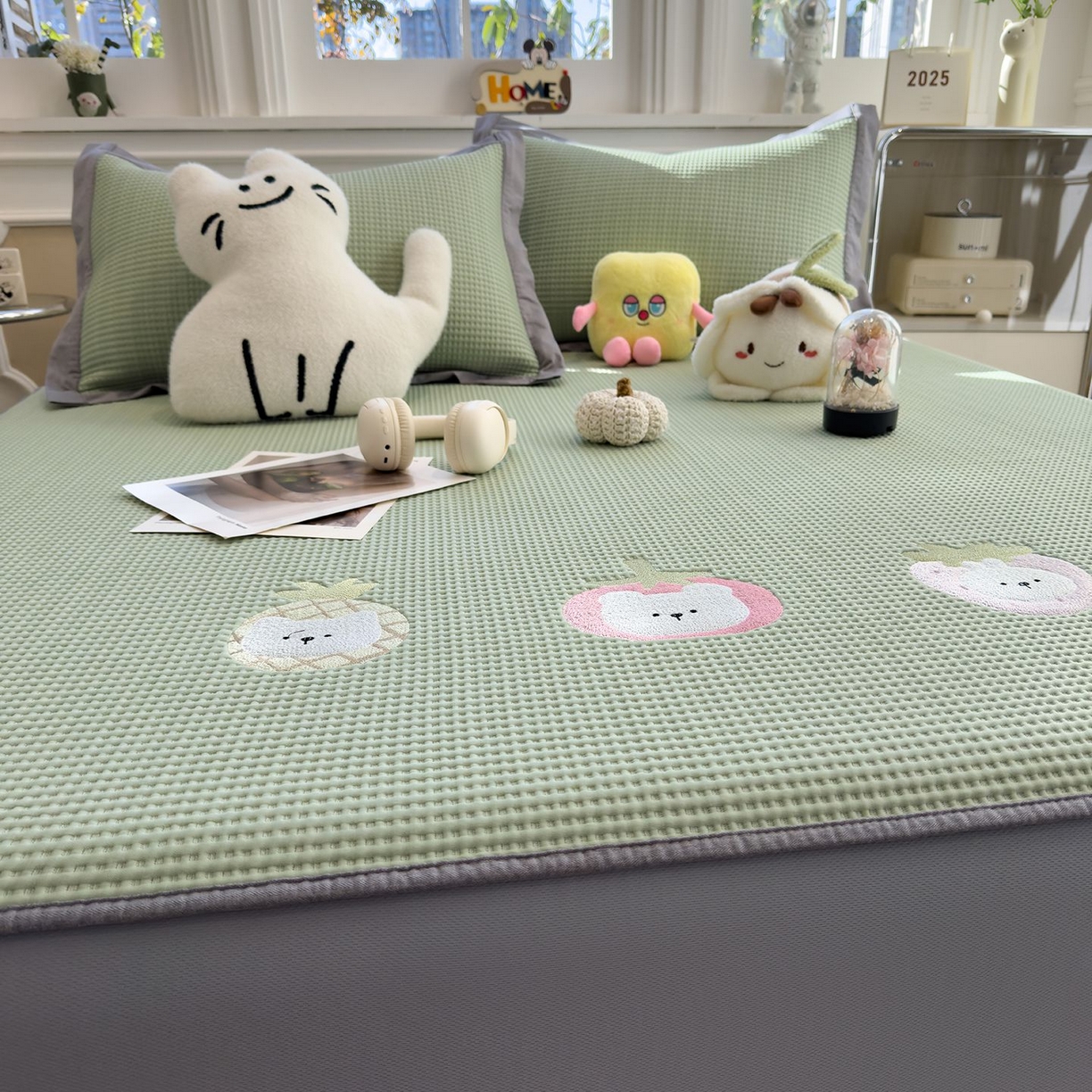 91家纺网 家纺一手货源 找家纺 耀悦家纺 2026新款毛巾绣乙纶冰豆豆凉席冰丝席华夫格卡通绣花博主ins风学生床 奶冻喵-果绿床笠款