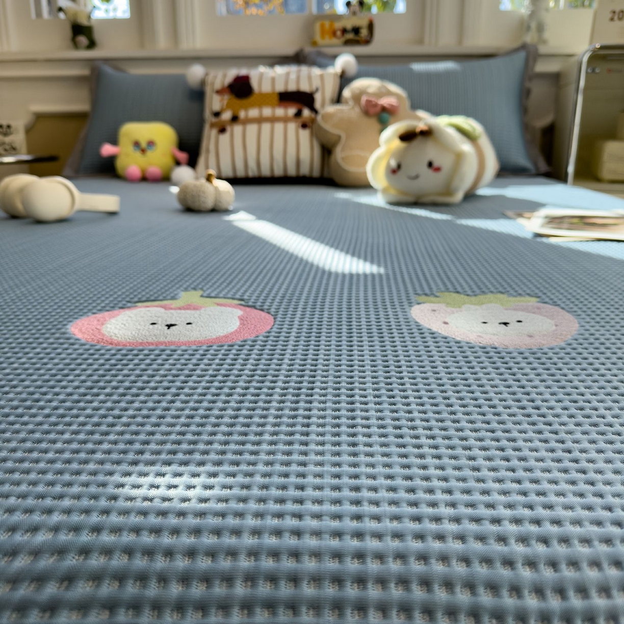 91家纺网 家纺一手货源 找家纺 耀悦家纺 2026新款毛巾绣乙纶冰豆豆凉席冰丝席华夫格卡通绣花博主ins风学生床 奶冻喵-湖蓝床笠款