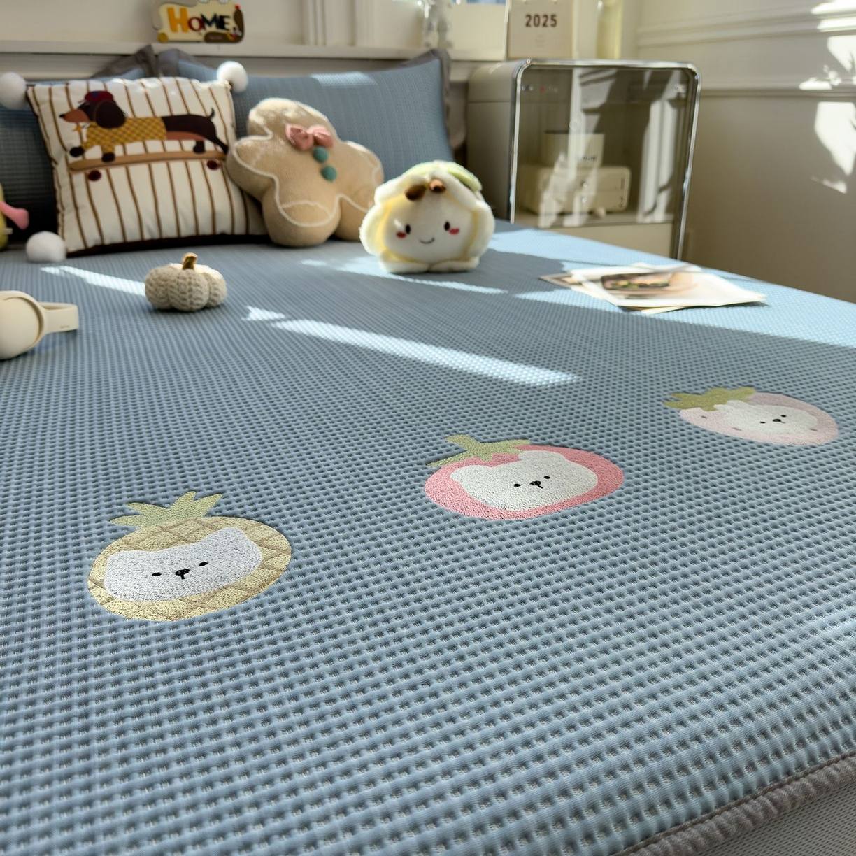 91家纺网 家纺一手货源 找家纺 耀悦家纺 2026新款毛巾绣乙纶冰豆豆凉席冰丝席华夫格卡通绣花博主ins风学生床 奶冻喵-湖蓝床笠款