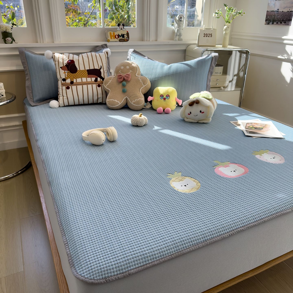 91家纺网 家纺一手货源 找家纺 耀悦家纺 2026新款毛巾绣乙纶冰豆豆凉席冰丝席华夫格卡通绣花博主ins风学生床 奶冻喵-湖蓝床笠款