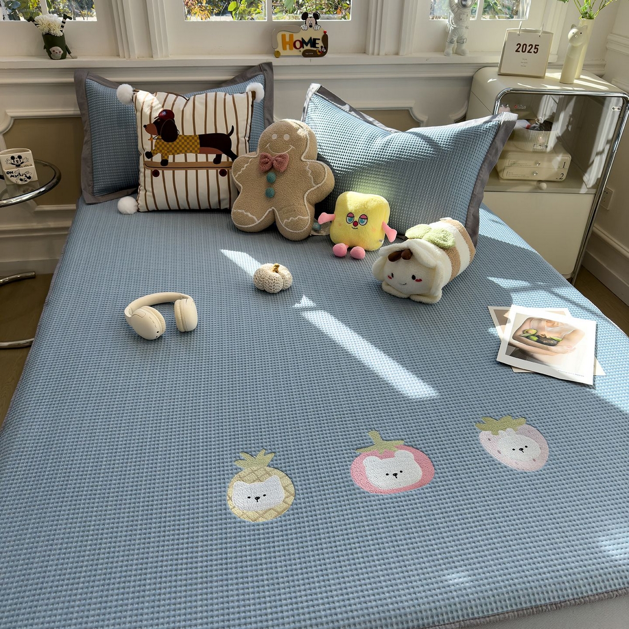 91家纺网 家纺一手货源 找家纺 耀悦家纺 2026新款毛巾绣乙纶冰豆豆凉席冰丝席华夫格卡通绣花博主ins风学生床 奶冻喵-湖蓝床笠款