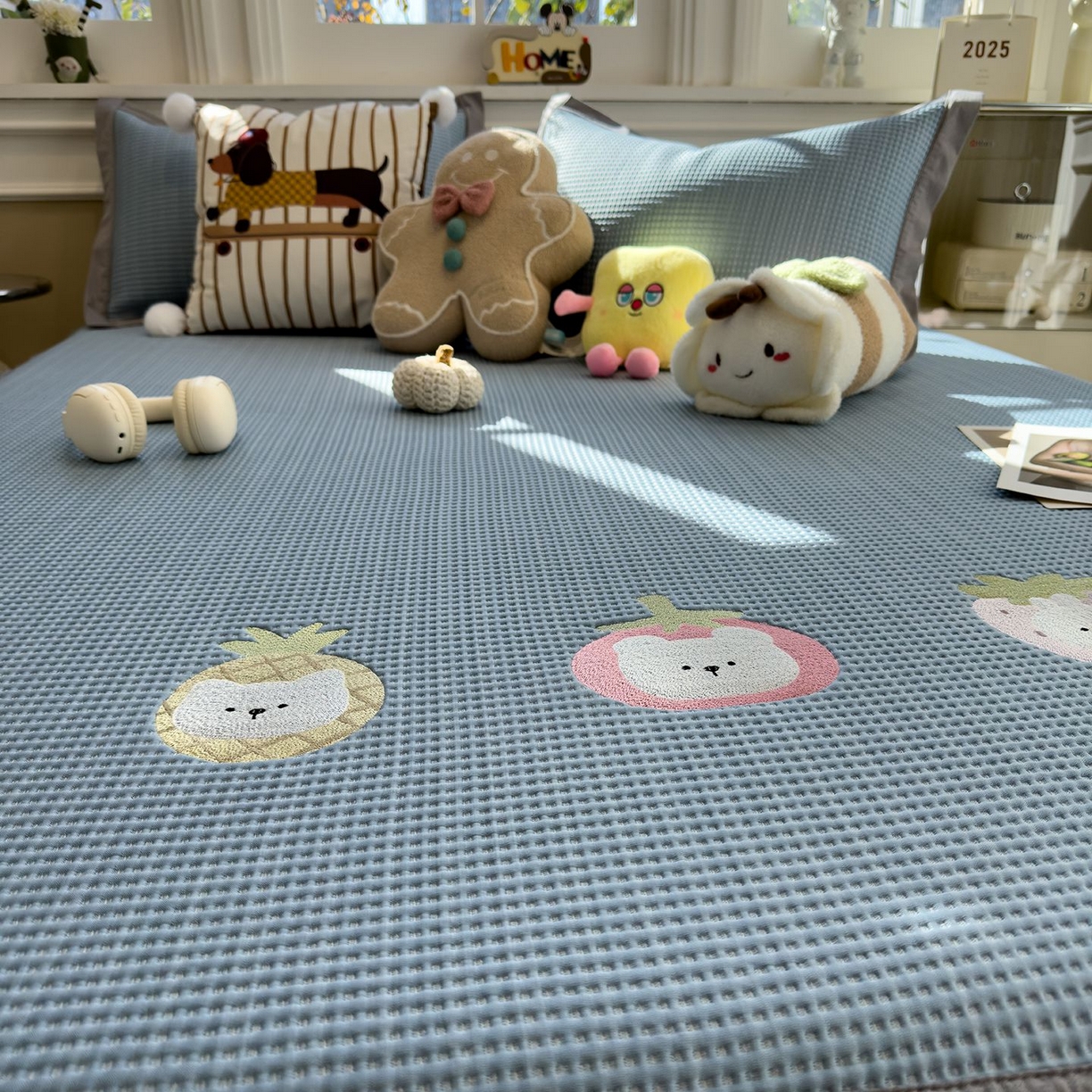 91家纺网 家纺一手货源 找家纺 耀悦家纺 2026新款毛巾绣乙纶冰豆豆凉席冰丝席华夫格卡通绣花博主ins风学生床 奶冻喵-湖蓝床笠款