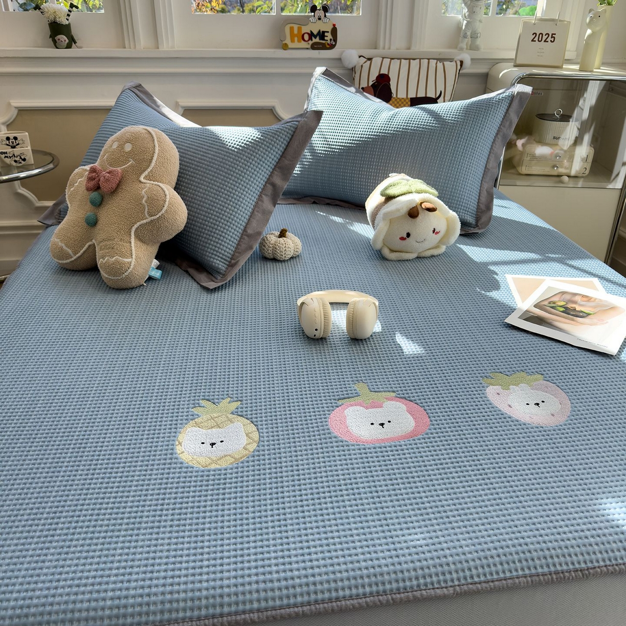 91家纺网 家纺一手货源 找家纺 耀悦家纺 2026新款毛巾绣乙纶冰豆豆凉席冰丝席华夫格卡通绣花博主ins风学生床 奶冻喵-湖蓝床笠款