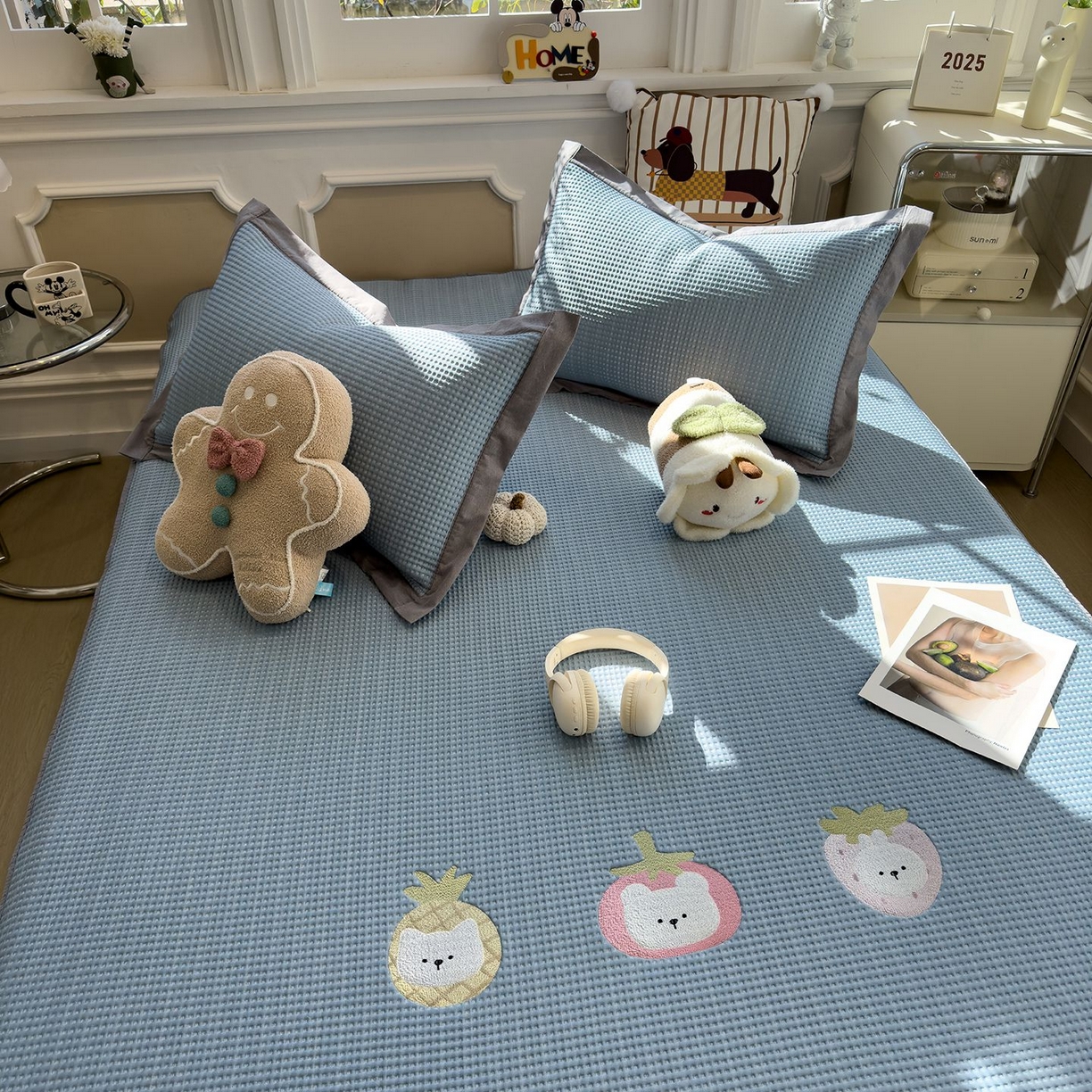 91家纺网 家纺一手货源 找家纺 耀悦家纺 2026新款毛巾绣乙纶冰豆豆凉席冰丝席华夫格卡通绣花博主ins风学生床 奶冻喵-湖蓝床笠款