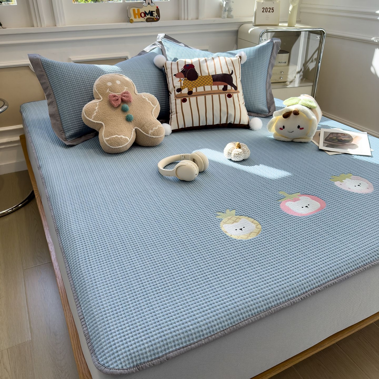 91家纺网 家纺一手货源 找家纺 耀悦家纺 2026新款毛巾绣乙纶冰豆豆凉席冰丝席华夫格卡通绣花博主ins风学生床 奶冻喵-湖蓝床笠款