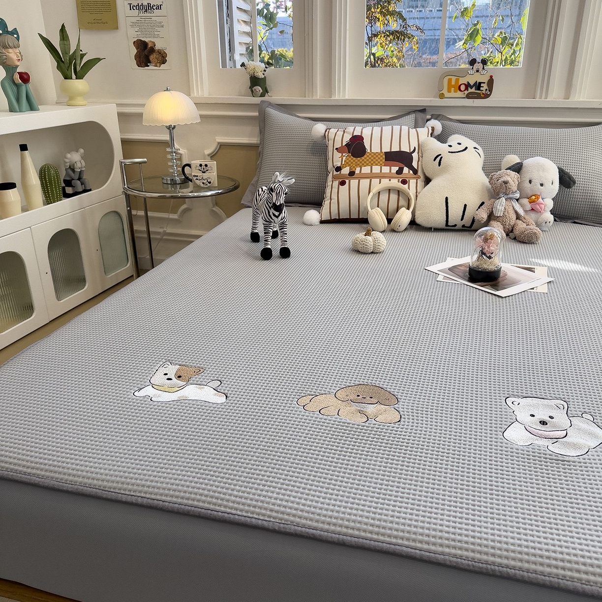 91家纺网 家纺一手货源 找家纺 耀悦家纺 2026新款毛巾绣乙纶冰豆豆凉席冰丝席华夫格卡通绣花博主ins风学生床 躺躺岛-淡雅灰床笠款