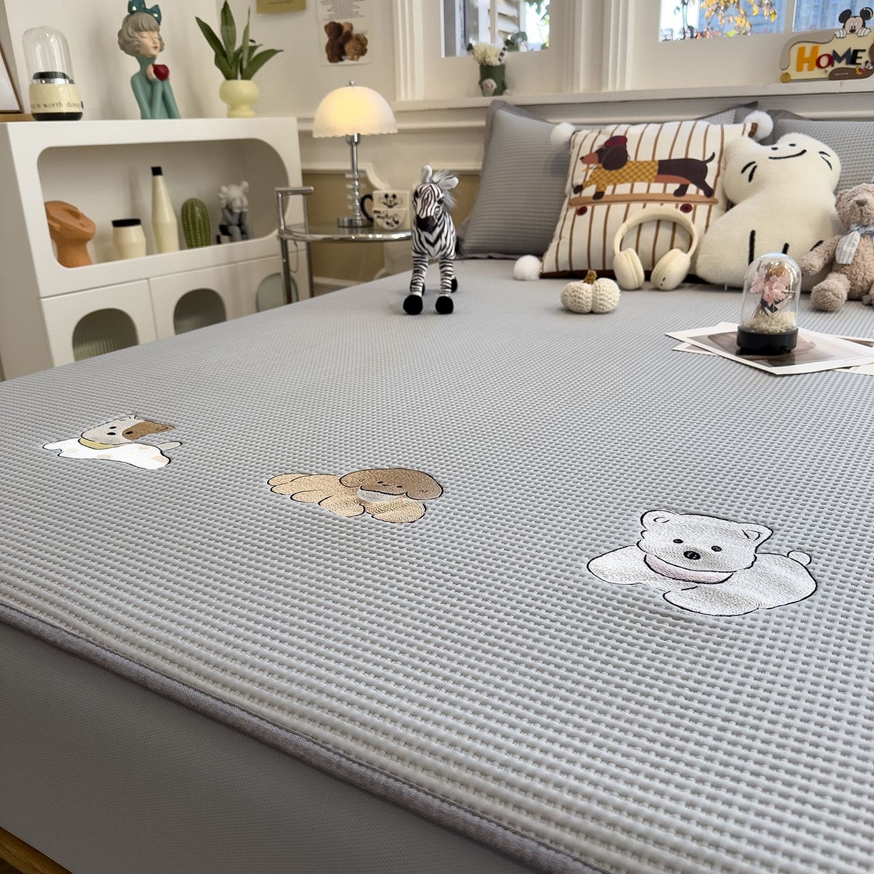 91家纺网 家纺一手货源 找家纺 耀悦家纺 2026新款毛巾绣乙纶冰豆豆凉席冰丝席华夫格卡通绣花博主ins风学生床 躺躺岛-淡雅灰床笠款