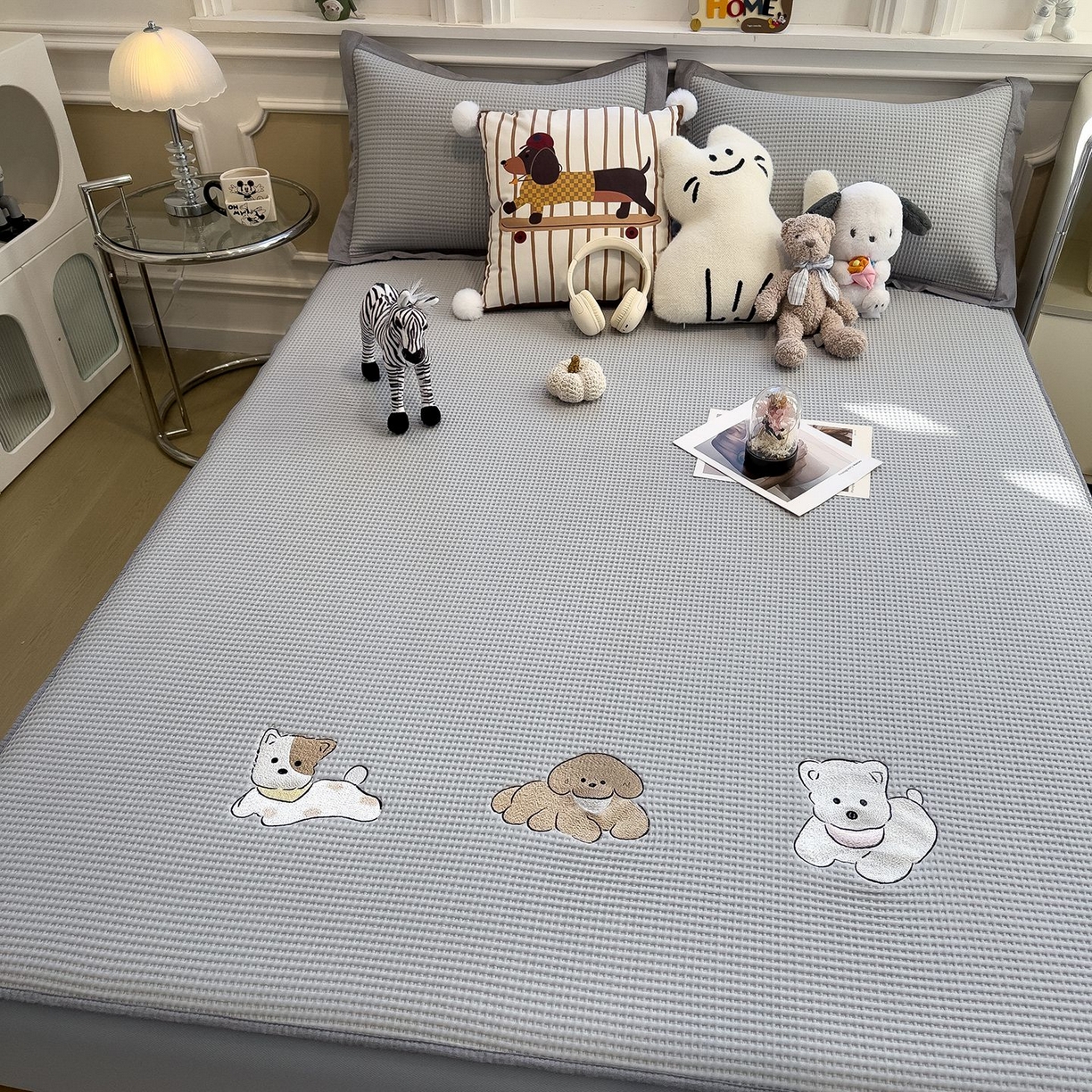 91家纺网 家纺一手货源 找家纺 耀悦家纺 2026新款毛巾绣乙纶冰豆豆凉席冰丝席华夫格卡通绣花博主ins风学生床 躺躺岛-淡雅灰床笠款